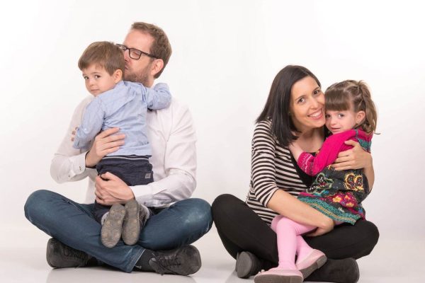 Sesion fotografia premama con hermanos mayores mellizos sesion fotografia premama con hermanos mayores mellizos Sesión fotografía premamá con hermanos mayores mellizos