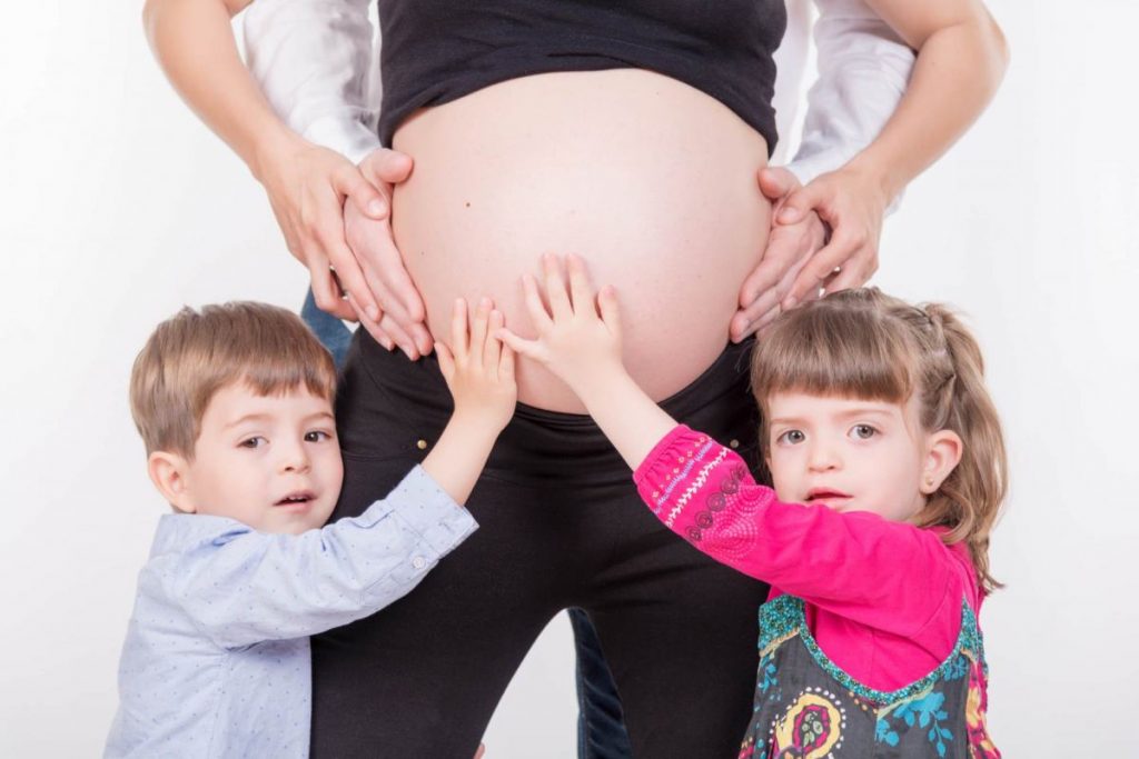 sesión fotografía premamá con hermanos mayores mellizos 03