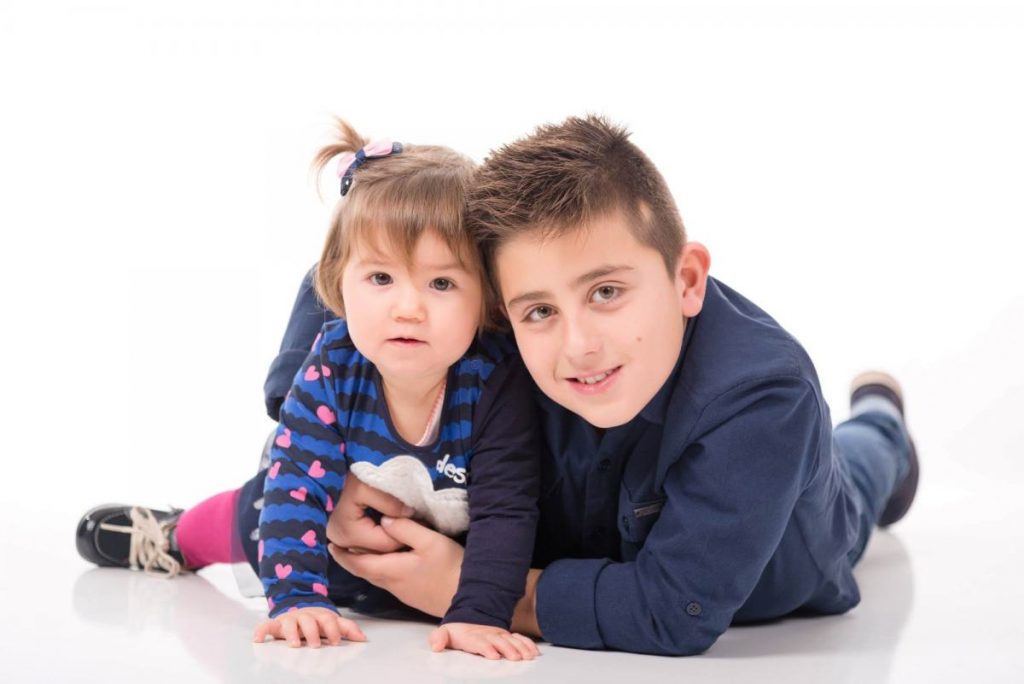 sesión infantil de hermanos fotografo de niños en zaragoza 01