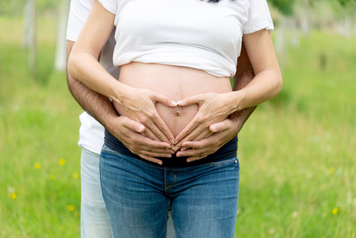 Fotografía de embarazo en Zaragoza: Capturando la esencia de la espera