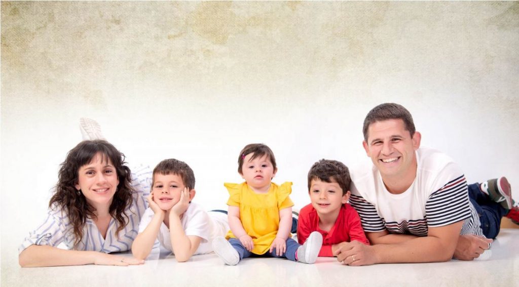 sesión fotográfica familiar. smash cake y primer cumpleaños. fotógrafo infantil en zaragoza 02