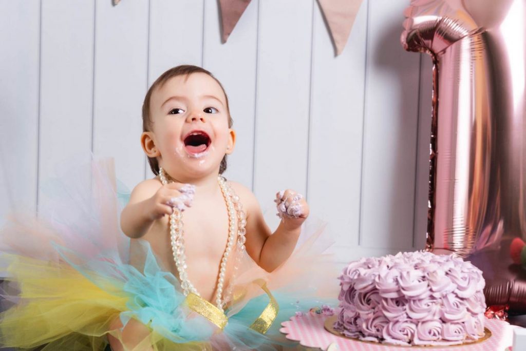 sesión primer año smash cake en estudio. fotografía infantil en zaragoza. reportajes de niños 04