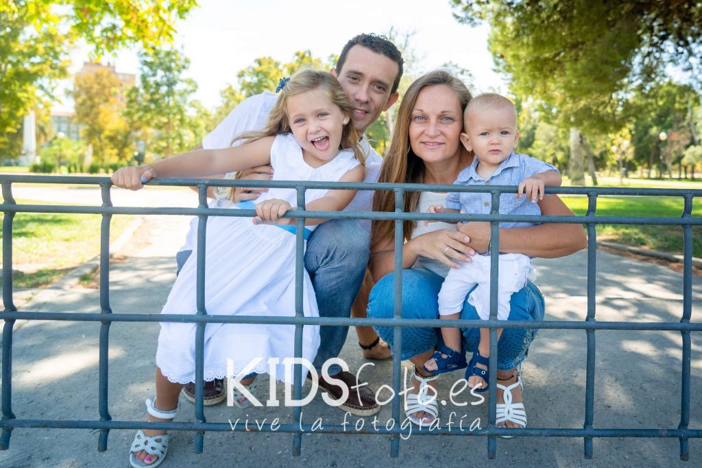 fotografía hermanos. fotos de niños con papás. fotografía niños en zaragoza 04