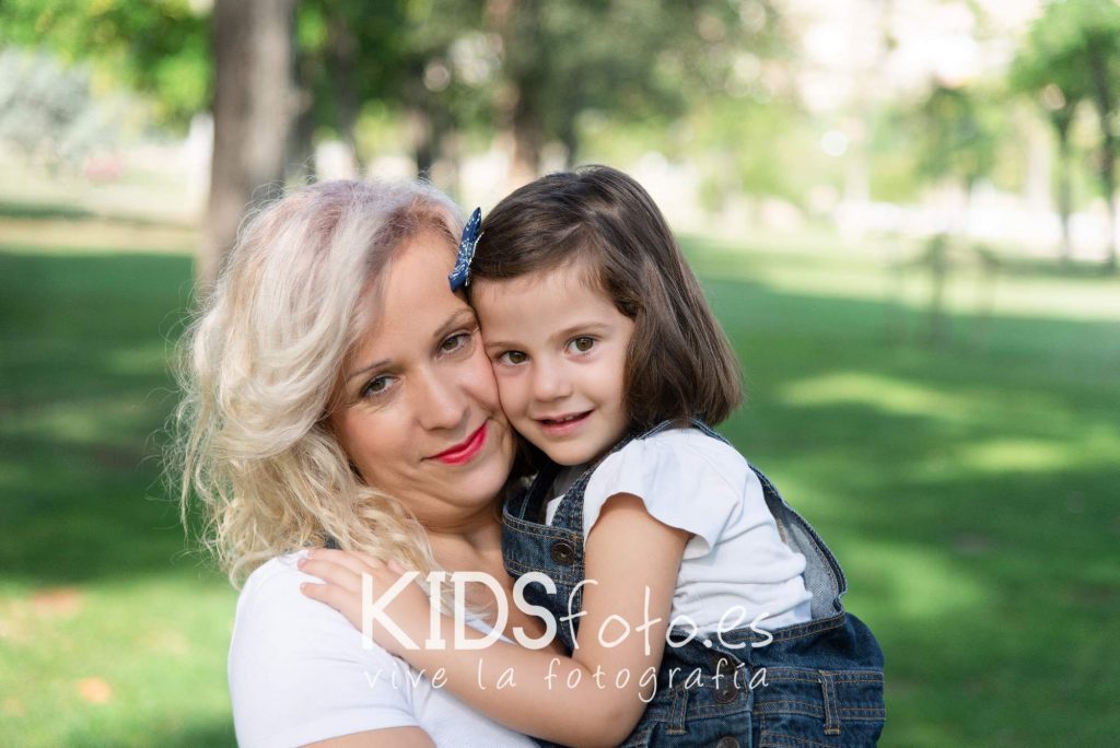 fotografías de madre e hija en exterior y estudio. fotografía de familia en zaragoza 01