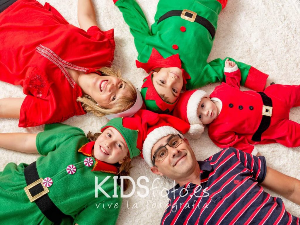 mini sesión navidad hermanos fotografía de navidad en familia 01