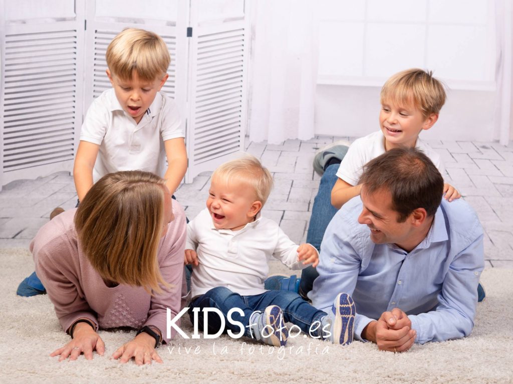 sesion familiar de estudio en zaragoza. hijos y padres divertidos. familias estupendas 02