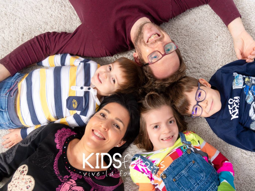 sesion familiar fotografias de familias en zaragoza. fotografias divertidas de ninos 06
