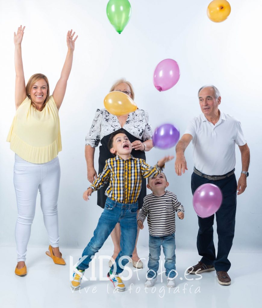 mini sesion de abuelo y nietos en estudio. fotografia familiar en zaragoza 04