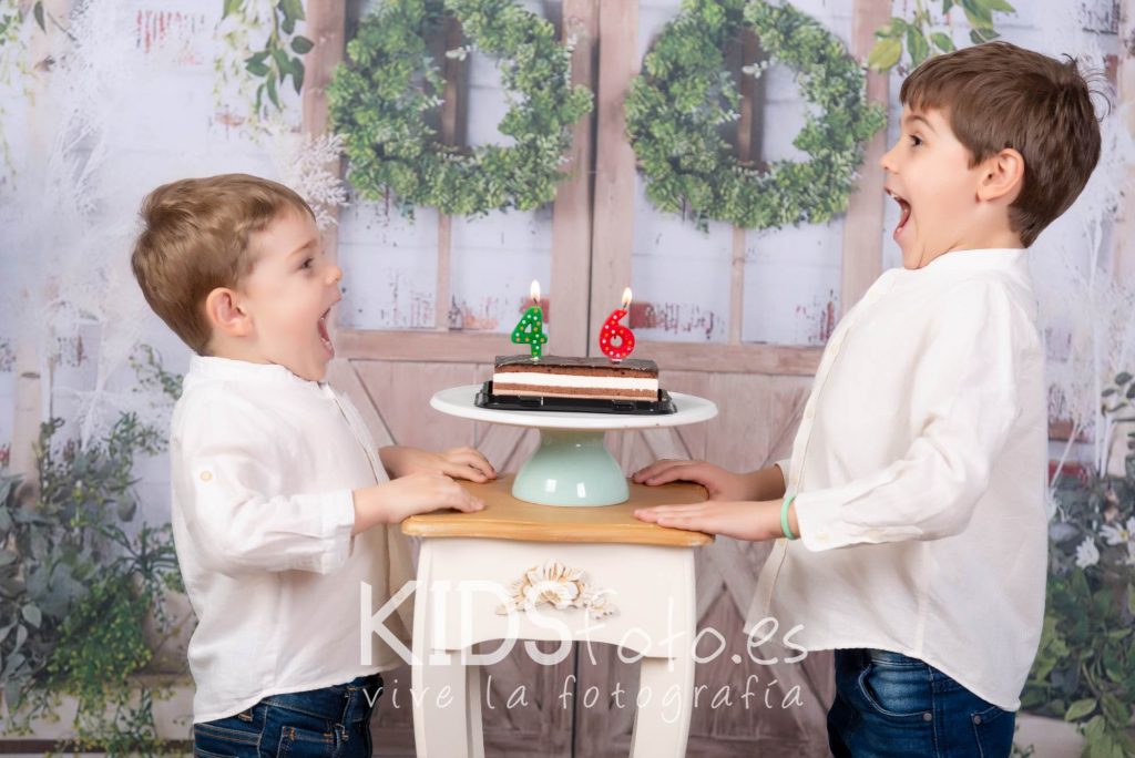 mini sesion de cumpleanos . fotos de hermanos y tarta de cumpleanos en zaragoza. fotografia de ninos 06