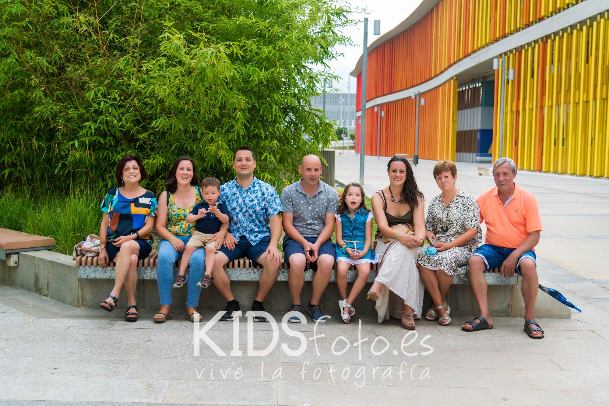 sesion fotografica en exteriores con toda la familia. un dia de paseo en zaragoza 01