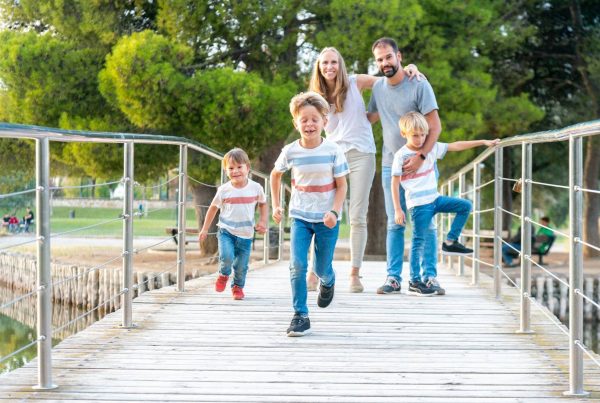 fotografia infantil con padres fotografia de estudio Fotografía familiar en exterior, parque en Zaragoza