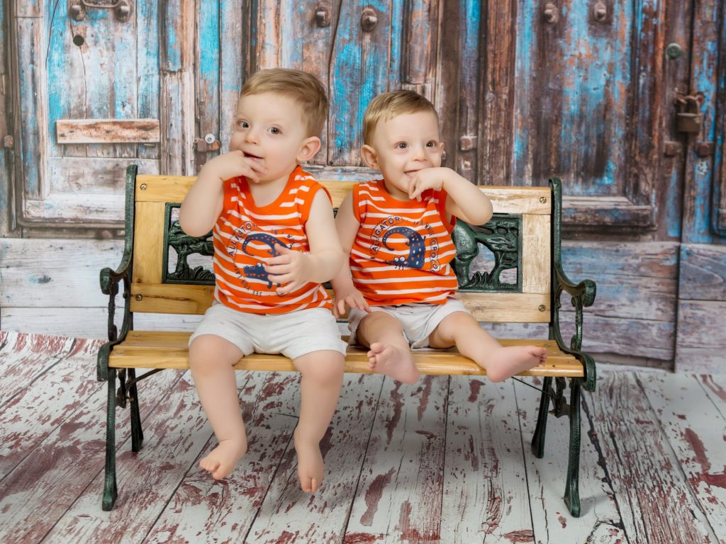 ¡captura la alegria de tus gemelos de un ano en nuestro estudio sesion de fotografia para gemelos de un ano 04