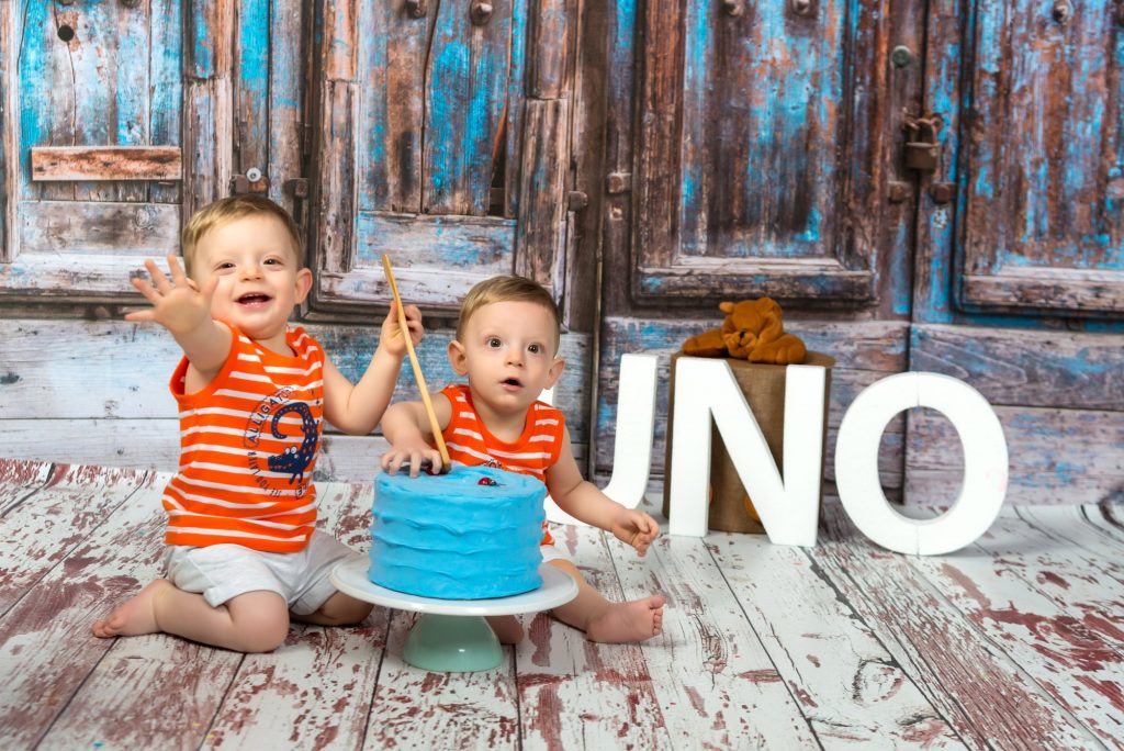 ¡captura la alegria de tus gemelos de un ano en nuestro estudio sesion de fotografia para gemelos de un ano 01