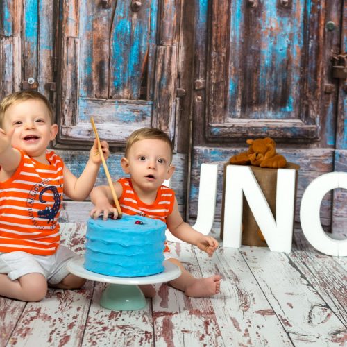 ¡captura la alegria de tus gemelos de un ano en nuestro estudio sesion de fotografia para gemelos de un ano 01