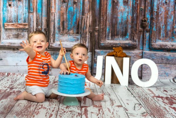 ¡captura la alegria de tus gemelos de un ano en nuestro estudio sesion de fotografia para gemelos de un ano 01