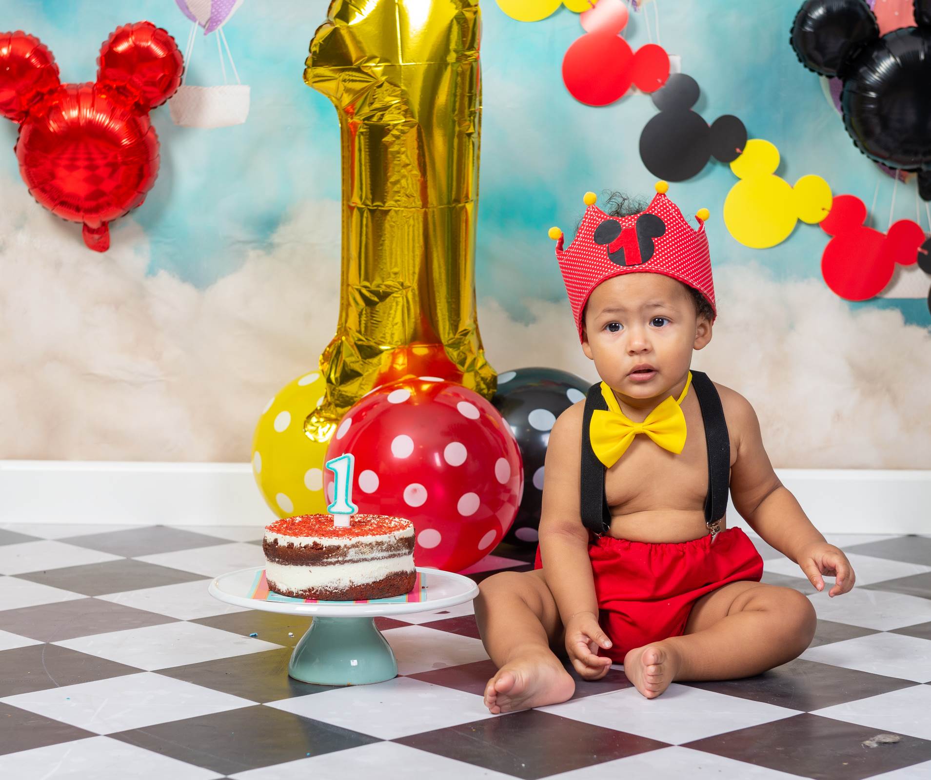 “El Primer Cumpleaños más Mágico: Sesión de Fotos con Tarta en kidsfoto.es” 🎂📸💕 ¡Captura la Dulzura y la Diversión para Siempre!