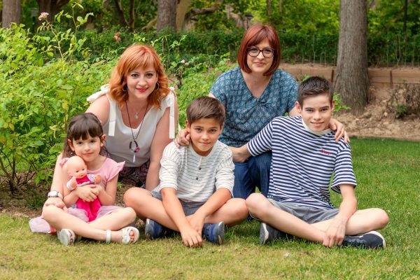 un dia en el parque con los abuelos captura momentos unicos ¡Sonrisas que Hablan! ️ Captura la Magia de tu Familia en Fo