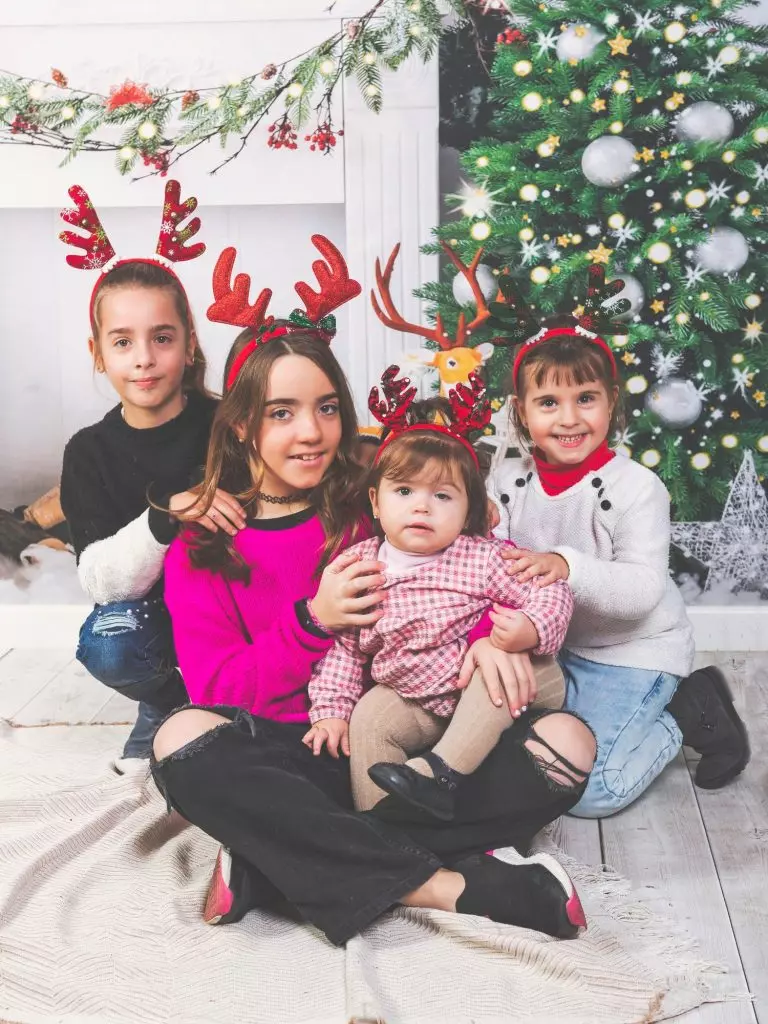 las risas navidenas de cuatro primitas en nuestro estudio 02