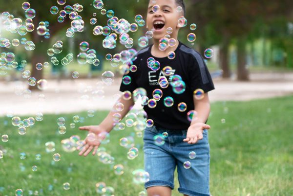 sesion de fotografia infantil en exteriores capturando la ma Sesión de Fotografía Infantil en Exteriores: Capturando la
