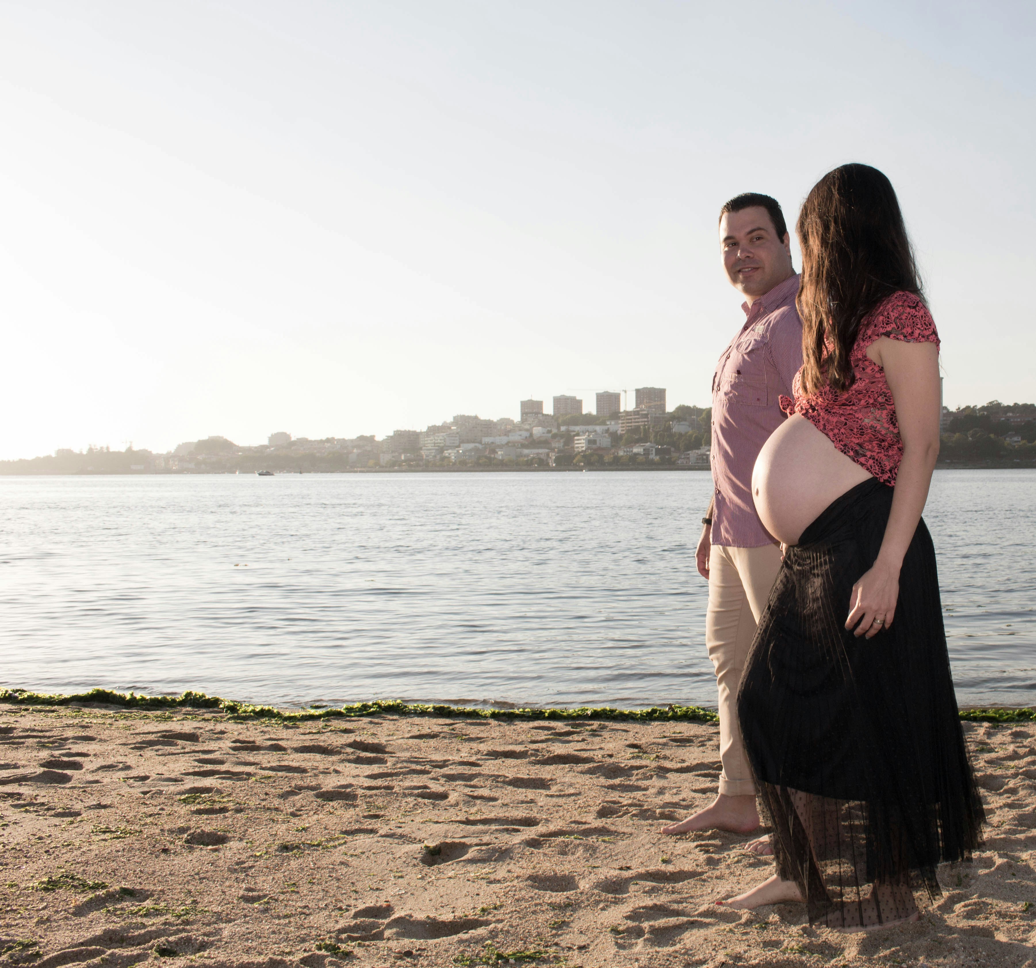 Fotografía premamá en el campo con luz natural