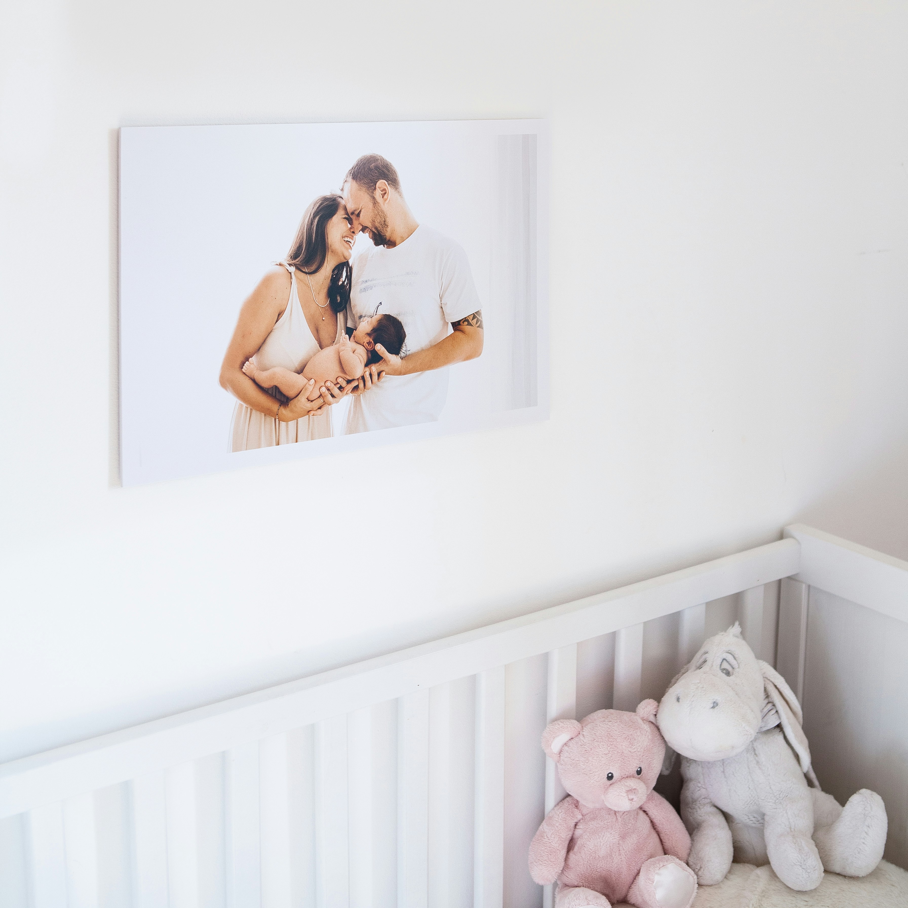 Fotografía de embarazo en Zaragoza con vestido blanco y luz natural