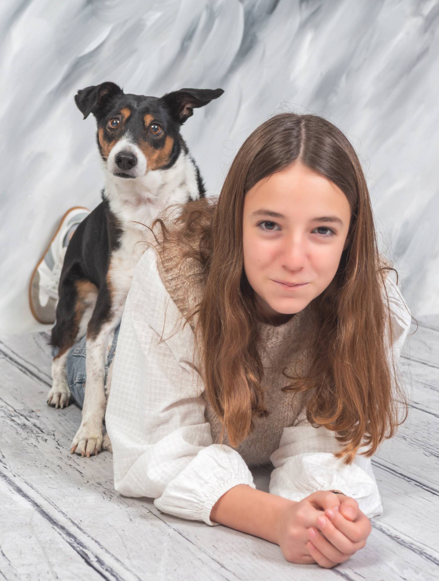 Niño abrazando a su perro en estudio fotográfico Zaragoza