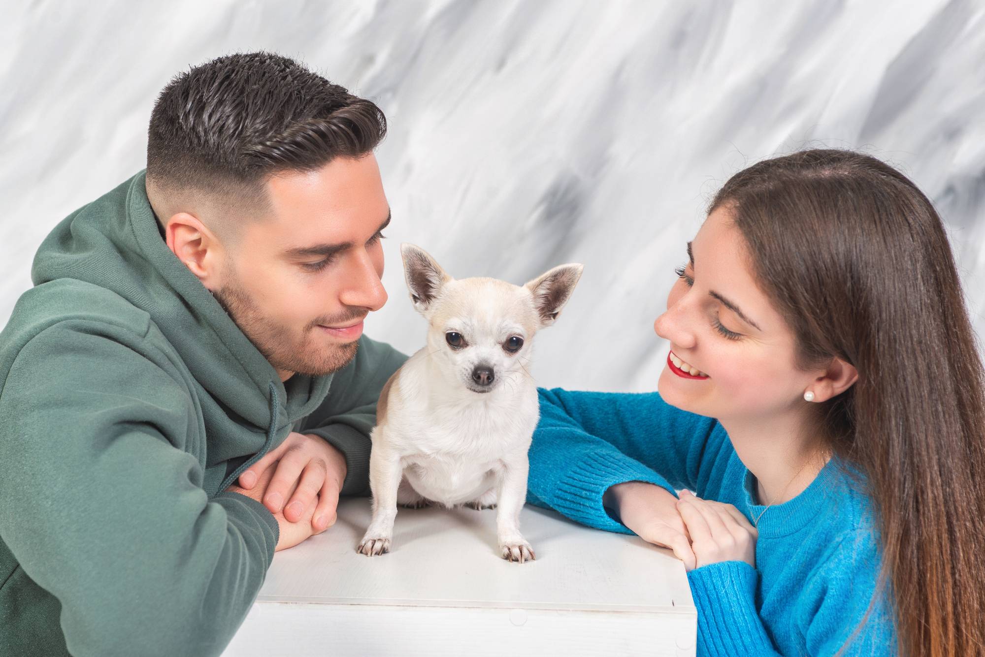 Familia multiespecie posando de forma natural