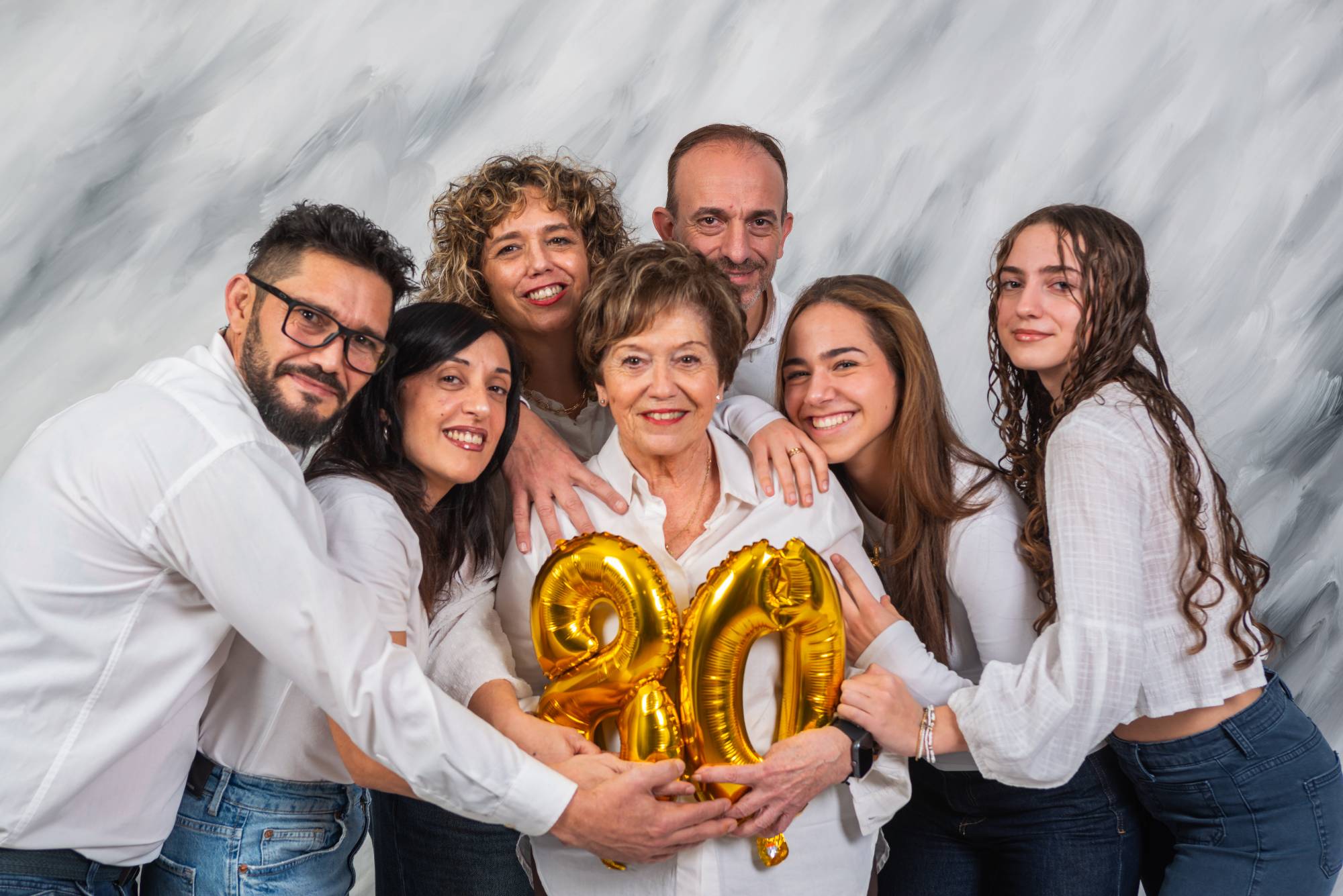 Abuela y nietos en sesión de fotos familiar