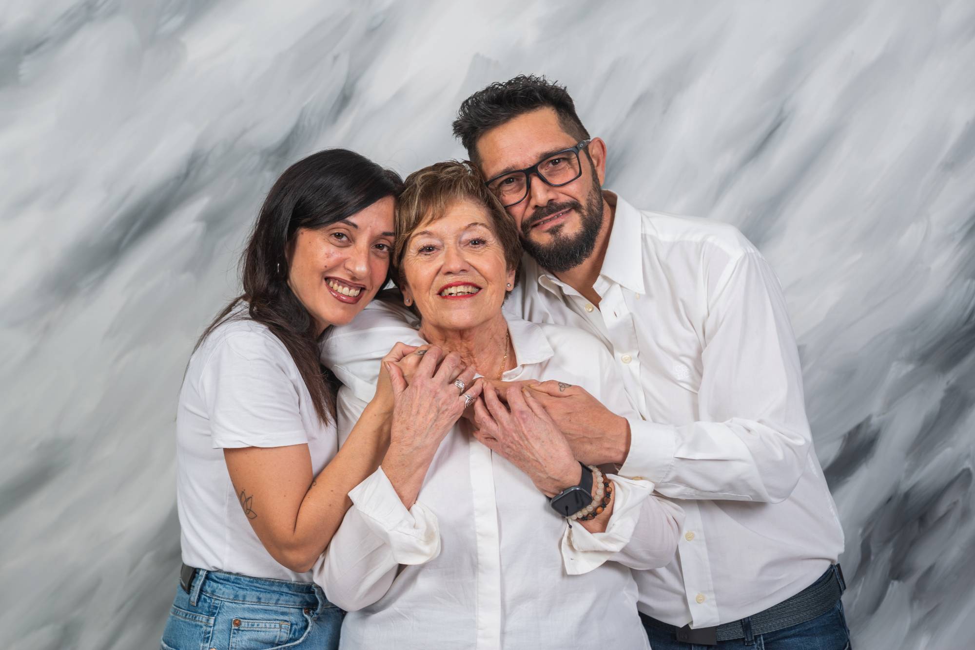 Detalle de manos abuela y nieto fotografía