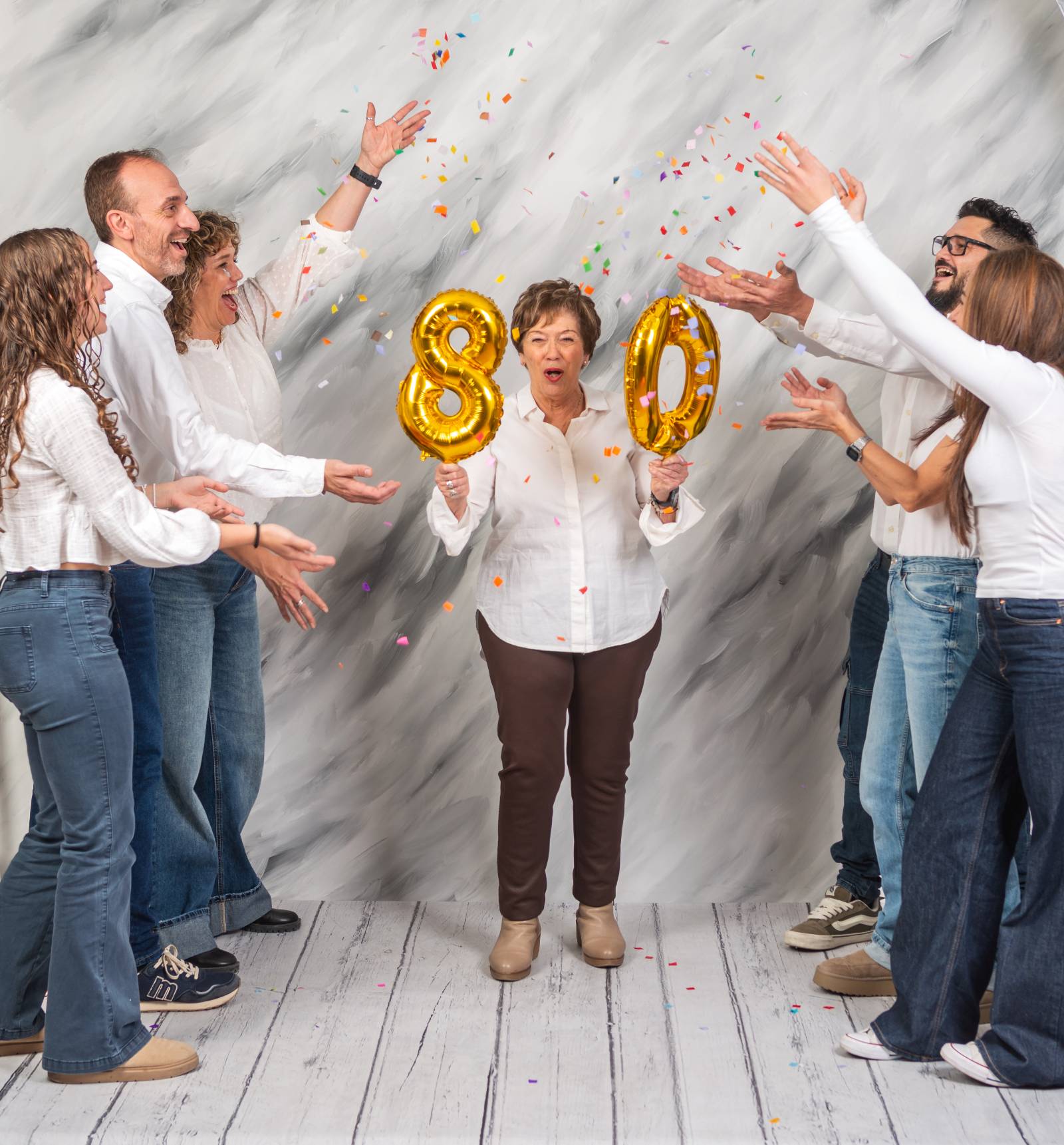 Risas familiares en estudio fotográfico
