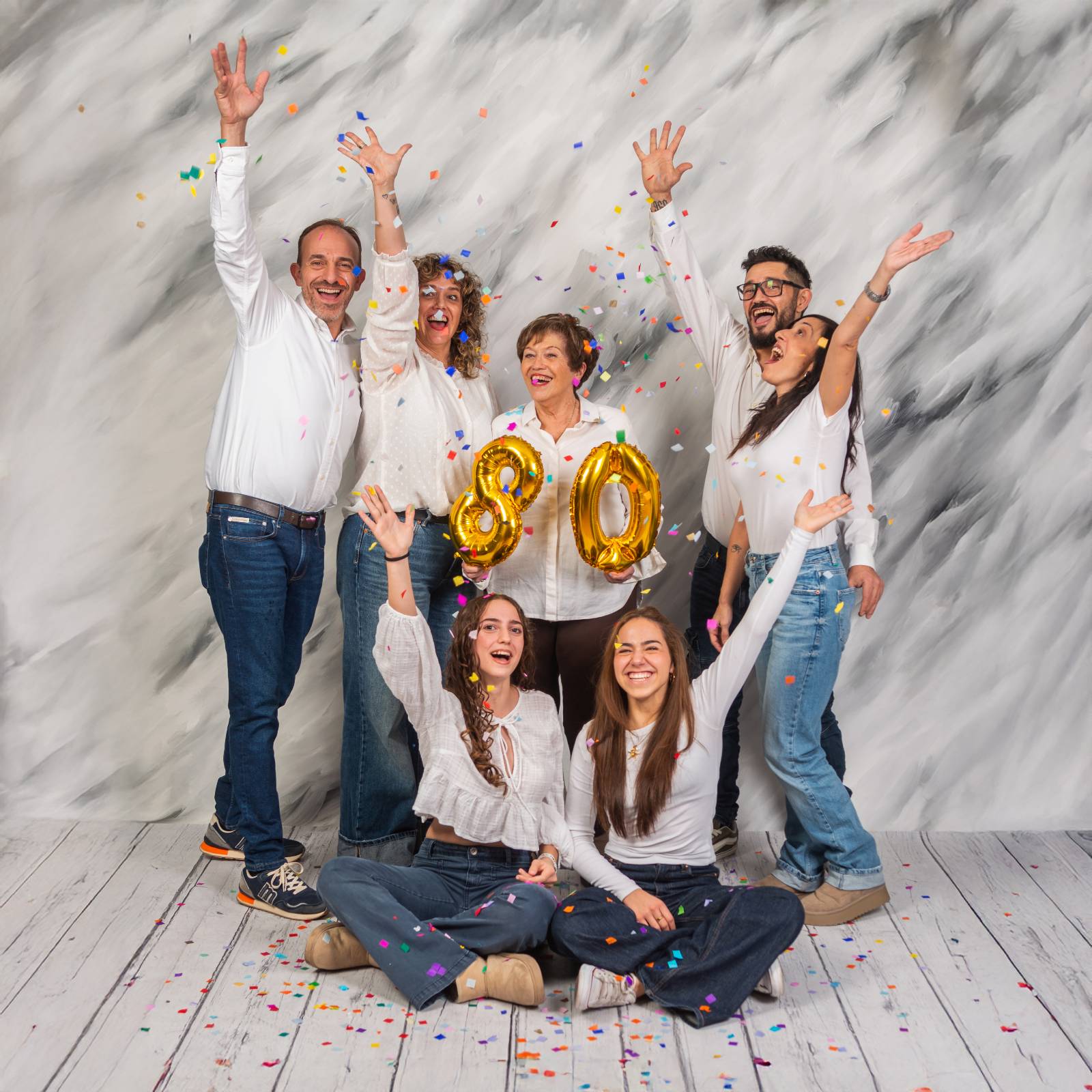 Familia completa celebrando 80 aniversario