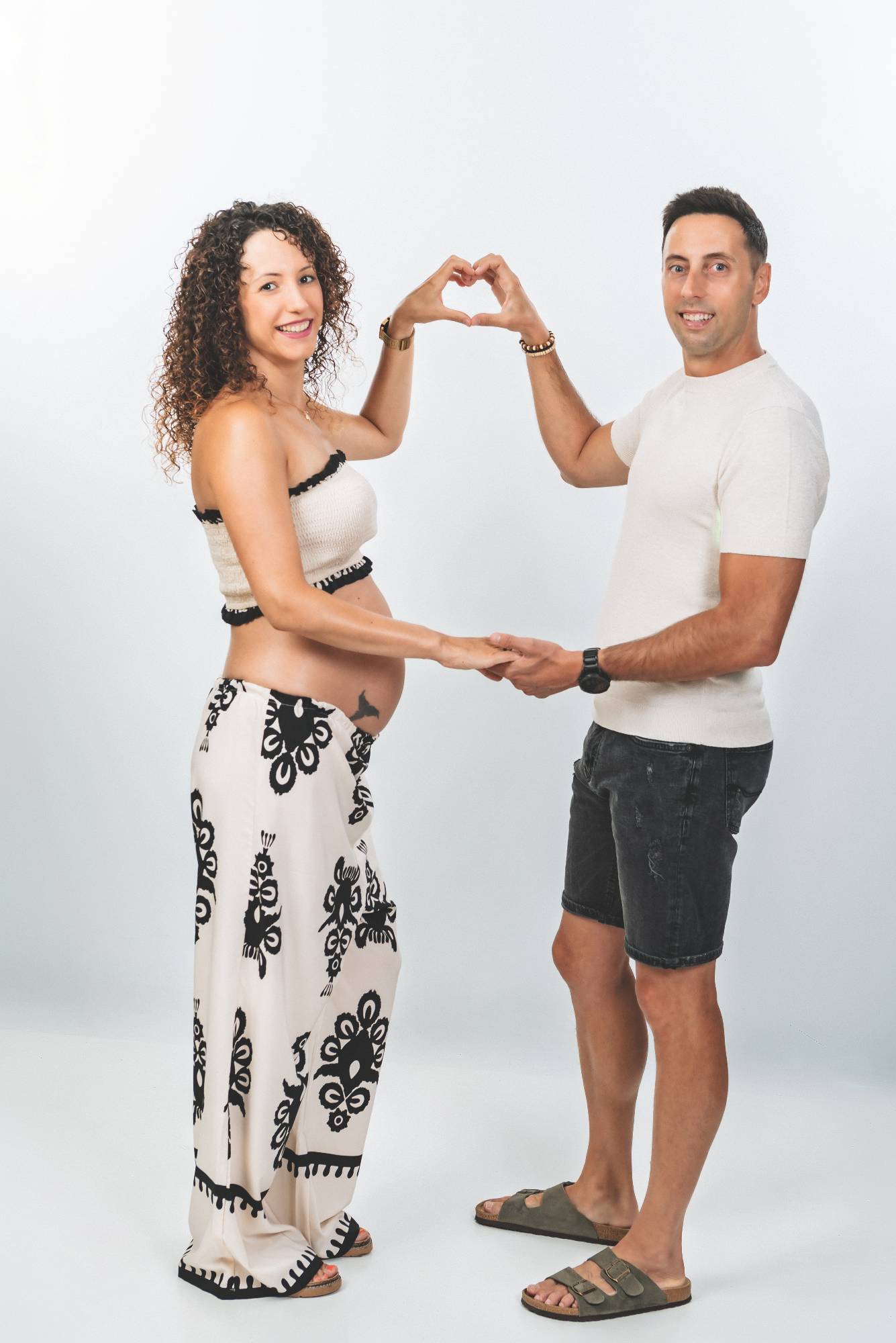 Detalle de manos en tripa de embarazada sesión premamá