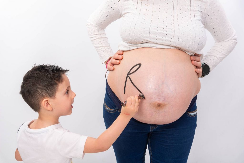 Sesión premamá en estudio o en exterior: cuál elegir