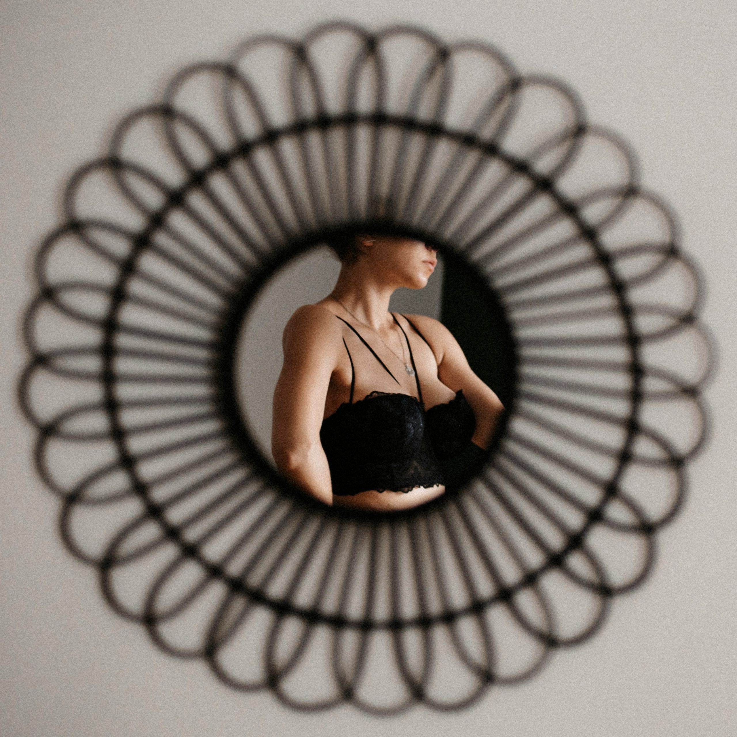 Mi reflejo con barriga y pelo recogido