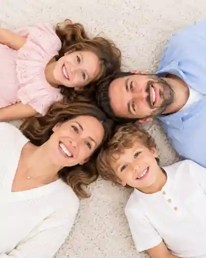 Familia durante una sesión de fotografía familiar en Zaragoza
