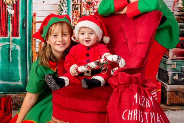 Mini sesión histórica de Navidad con hermanos: mini-sesion-navidad-hermanos-fotografia-de-navidad-en-famili-1.jpg Fotografía de hermanos en sesión de Navidad en estudio KidsFoto Zaragoza