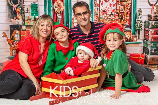 Mini sesión histórica de Navidad con hermanos: mini-sesion-navidad-hermanos-fotografia-de-navidad-en-famili.jpg Fotografía de hermanos en sesión de Navidad en estudio KidsFoto Zaragoza