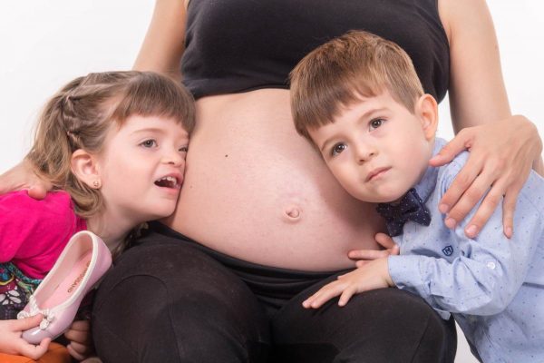 Fotografía recuperada: sesion-fotografia-premama-con-hermanos-mayores-mellizos-2.jpg Sesión premamá con hermanos mellizos en Zaragoza