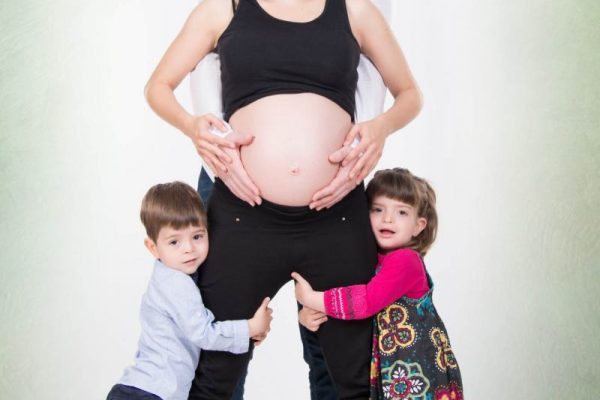 Fotografía recuperada: sesion-fotografia-premama-con-hermanos-mayores-mellizos-4.jpg Sesión premamá con hermanos mellizos en Zaragoza